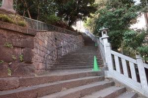 Gentle slope (female steps right side)